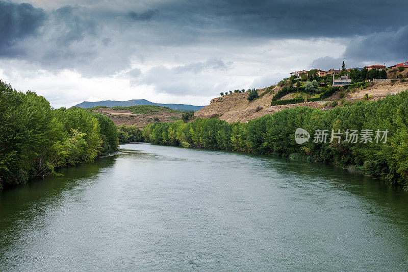 Ebro河，在La Rioja的San Vicente de Sonsierra附近